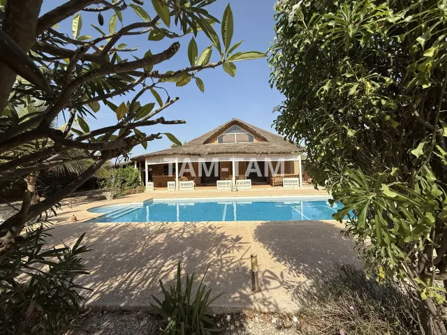 une belle Villa Afro-Contemporaine, un secteur en plein essor à vendre, à Nianing