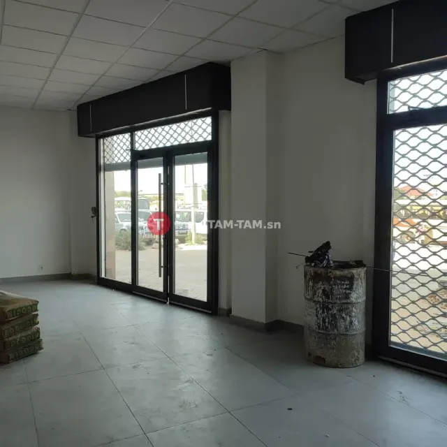 un show-room à louer au mamelle