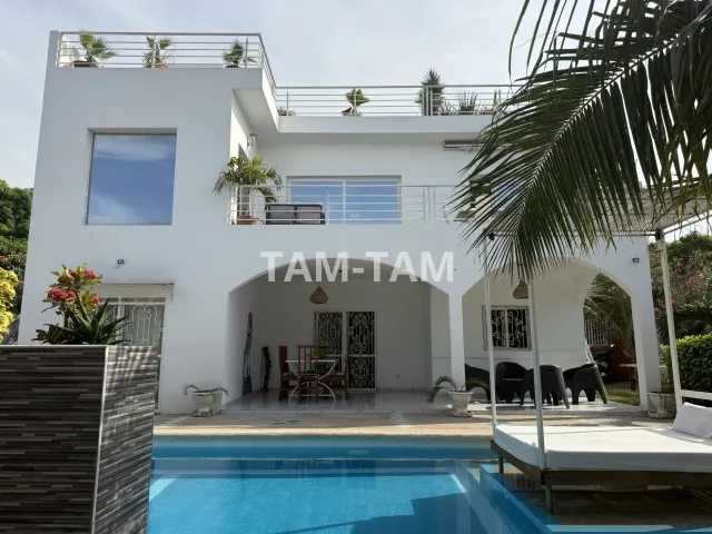 Villa 5 Chambres avec Piscine Solaire à Warang