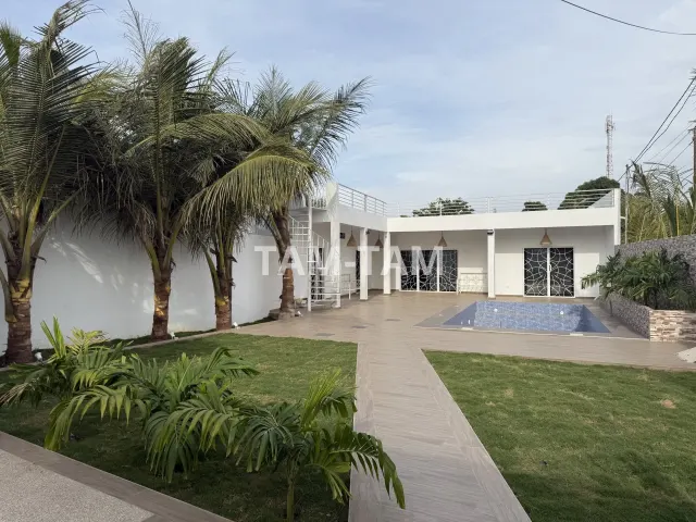 Villa Plain-Pied avec Piscine Solaire à Warang