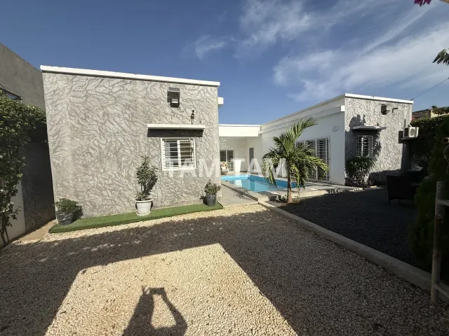 À vendre, à Ngaparou, une Belle villa contemporaine avec de beaux volumes.