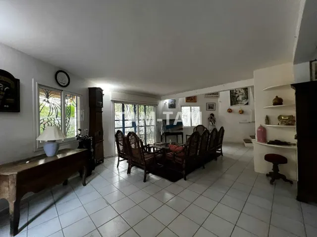 Villa Afro-Contemporaine à Saly : Résidence Sécurisée avec Plage Privée.