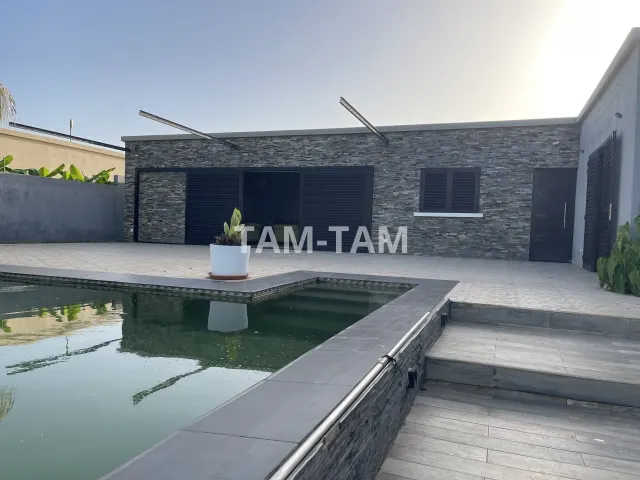 Villa contemporaine à vendre à Saly – Élégance et confort sur 1500 m² de terrain arboré