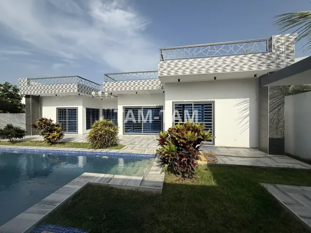 Villa Neuve à la Somone avec Piscine à Débordement – Opportunité Exceptionnelle