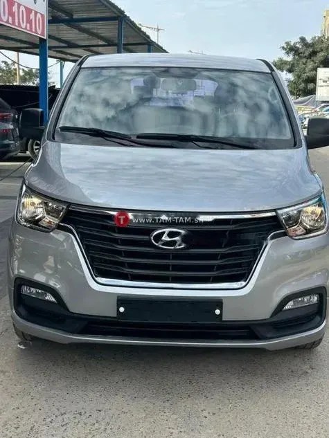 Hyundai Starex 2019, 82000 kms, 12 places diesel boîte auto