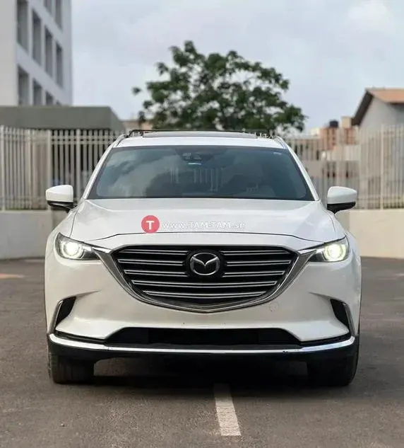 Mazda CX-9 SUV blanc spacieux fiable