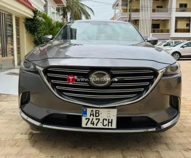 Mazda CX-9 SUV gris métallisé spacieux