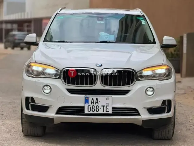 BMW X5 SUV blanc spacieux et performant