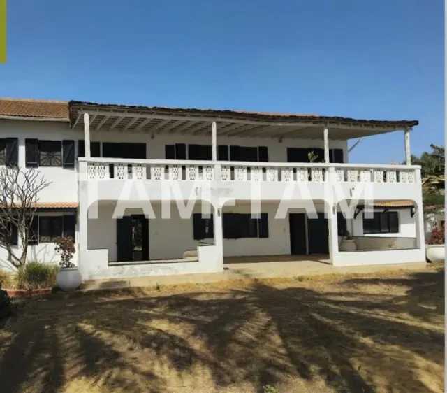 Villa de 300 m² sur 1 619 m² de terrain à vendre à NGAPAROU