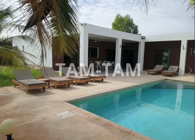 Villa de 4 chambres sur un terrain de 1 226 m² à vendre à NGAPAROU