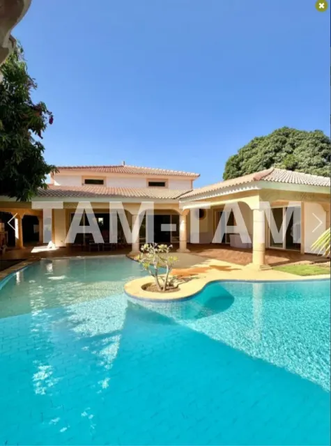 Villa de 3 chambres sur 700 m² de terrain à vendre à NGAPAROU