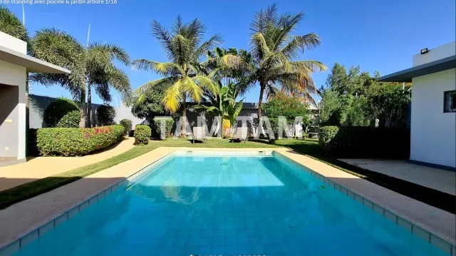Villa 3 chambres de standing avec piscine & jardin arboré Saly
