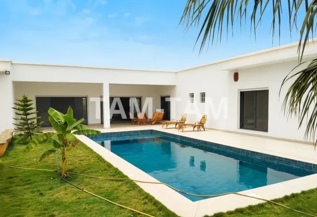 Villa neuve meublée sur 930 m² de terrain à vendre à NGUERIGNE