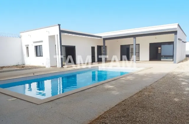 Villa contemporaine sur un terrain de 683 m²  à vendre à NGAPAROU