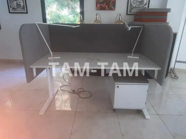 Bureau de Travail avec Panneaux Acoustiques – Style Open Space