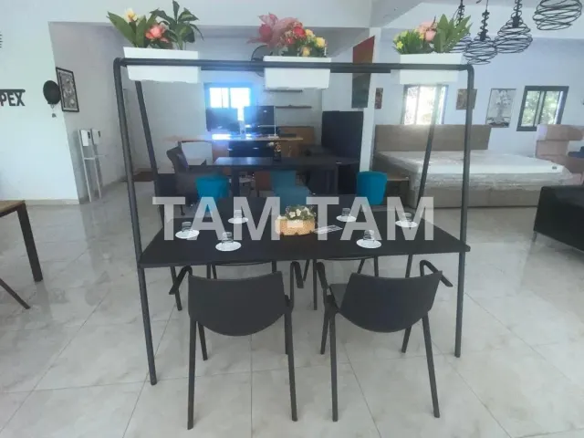 Table Haute Design avec Arche et Jardinières Intégrées