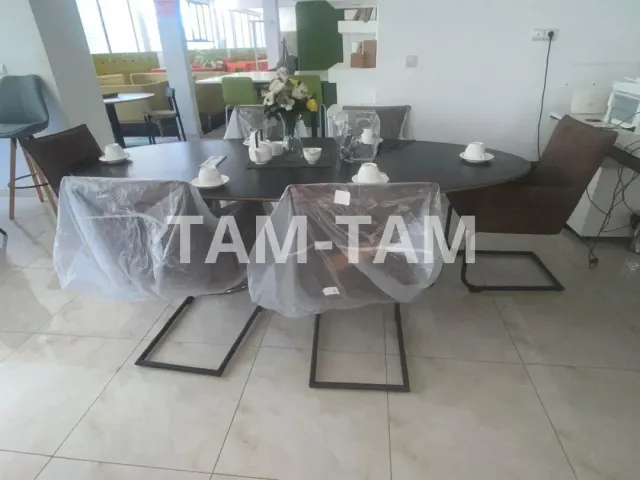 Ensemble Salle à Manger Design – Table Ovale Noire + Chaises Marron