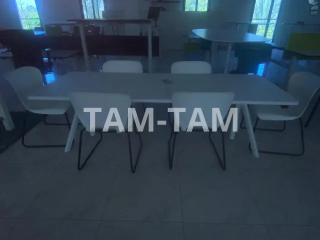 Ensemble de Réunion Moderne – Table Blanche + 6 Chaises Assorties