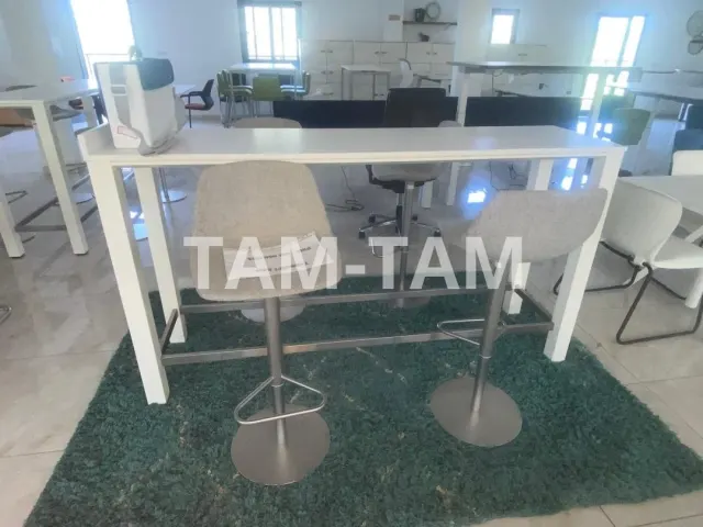 Ensemble Mange-Debout Design – Table Haute Blanche + 2 Tabourets Gris